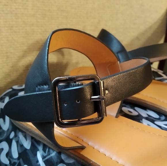 *NWOT* Black strappy sandal with buckle clasp - Picture 2 of 4